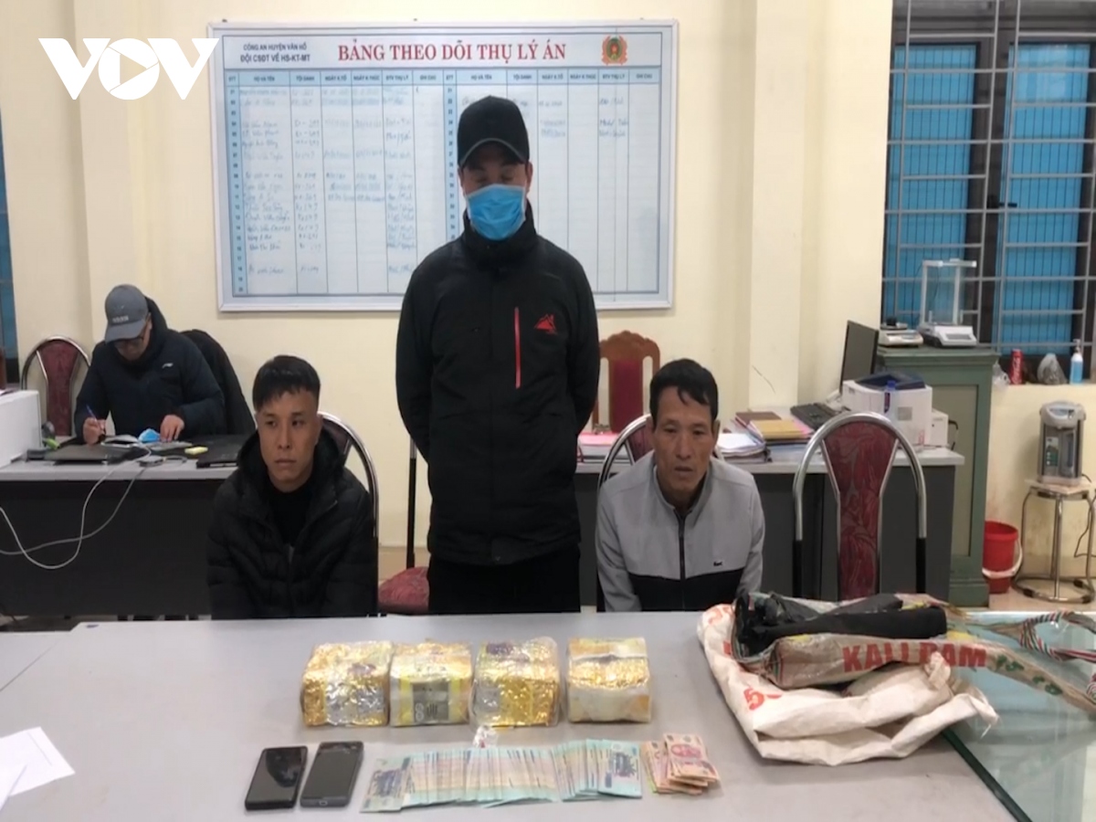 Bắt 2 đối tượng đang vận chuyển gần 4 kg ma túy đá